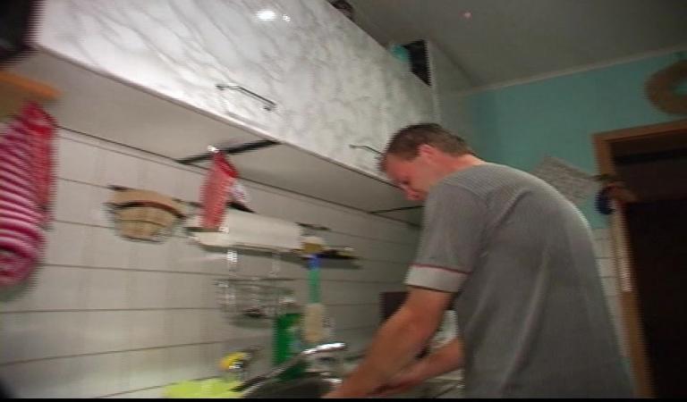Муж трахает жену - Помой посуду и трахай! - фото