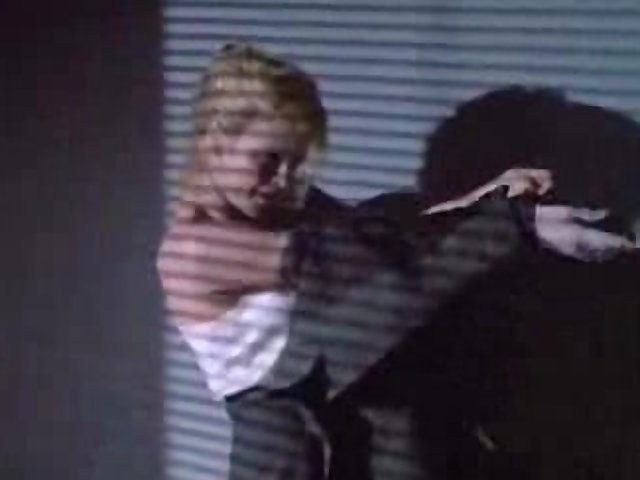 Сексуальная блондинка Kim Basinger танцует стриптиз