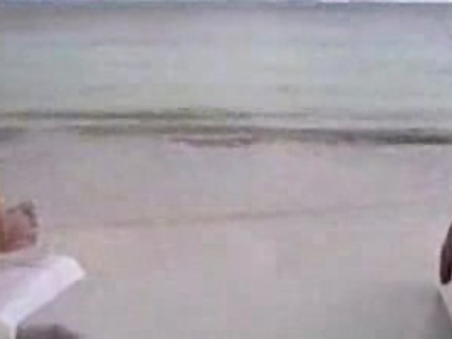 Шалава трахает себя самотыком на берегу моря - фото