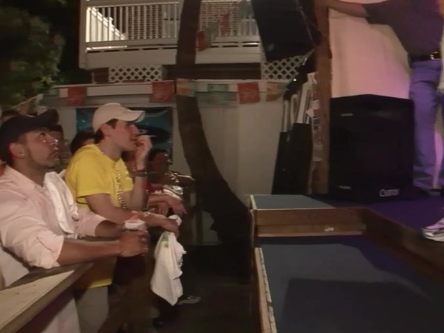 Свинг клуб, раздевание на сцене - фото
